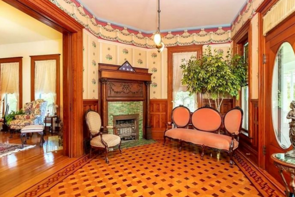 Ruang tamu dengan perapian ukiran